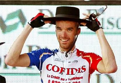 Millar se ciñe un sombrero cordobés tras subir al podio como ganador de la etapa.