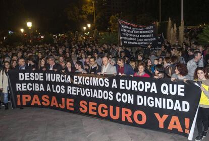 Cientos de personas se han concentrado esta tarde en la Glorieta de España, en Murcia. "Desde Murcia exigimos a Europa que reciba a los refugiados con dignidad. ¡Pasaje seguro ya!", reza la pancarta que han desplegado los manifestantes.