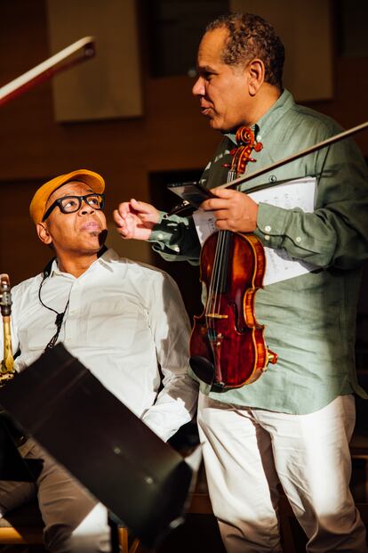 Reynaldo Maceo y Romn Fili conversan durante un ensayo.