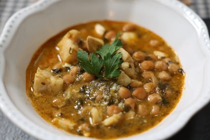 Potaje de garbanzos con bacalao y espinacas, elaborado por María Luisa Banzo para Viena Capellanes.