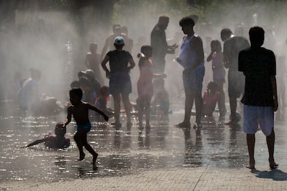 Personas juegan con agua en medio de la ola de calor.