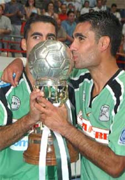 Los hermanos Andreu (izquierda) y Joan Linares, del Boomerang Interviú, besan el trofeo tras su victoria sobre el Pozo Murcia.