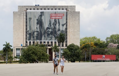 Una pareja camina por la Plaza de la Revolución, en La Habana.