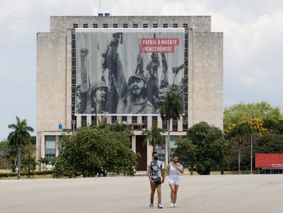 Una pareja camina por la Plaza de la Revolución, en La Habana.