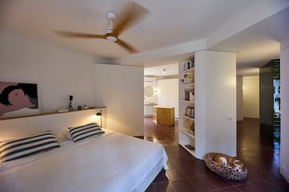 El dormitorio de los propietarios es una pequeña muestra de cómo Twobo ha reorganizado la circulación empleando figuras geométricas que funcionan como muebles y almacenaje.