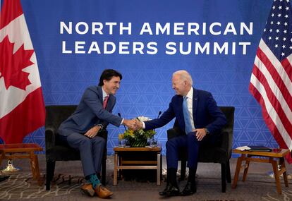 Previo al encuentro en Palacio Nacional, Biden y Trudeau se han reunido en el hotel InterContinental Presidente, para discutir temas relacionados con la crisis migratoria, la inestabilidad en Haití y la situación política en Brasil, además de diferentes asuntos económicos. En la imagen, Biden y Trudeau durante su encuentro, la mañana de este martes. 