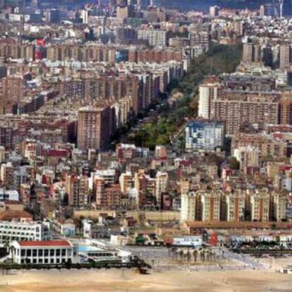 Perspectiva de El Cabanyal y de la avenida Blasco Ibáñez que el Ayuntamiento pretende prolongar hasta el mar.