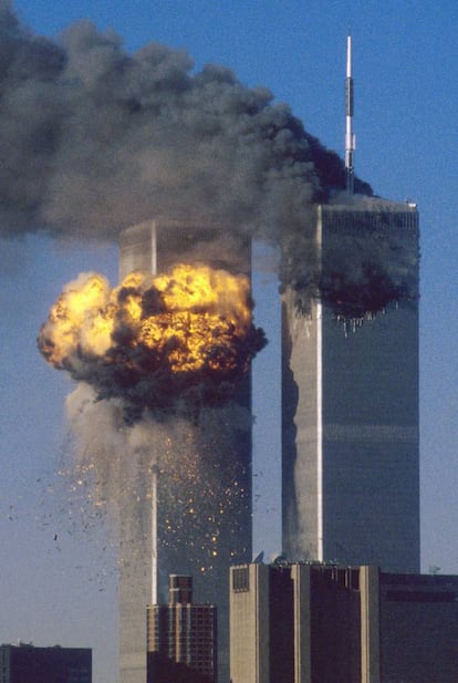 La Torre Sur del World Trade Center estalla en llamas tras el impacto del vuelo 175 de United Airlines.