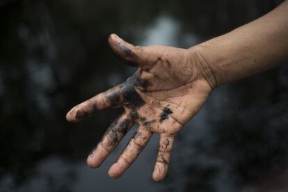 Aún son evidentes los restos de petróleo en la zona del vertido a pesar de que la empresa ha dado por concluidas las tareas de limpieza.