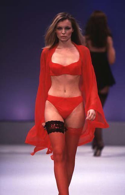 <p>La segunda española en conquistar a Victoria’s Secret fue Esther Cañadas. Lo hizo en 1997, solo dos años después que su antecesora, Helena Barquilla. La modelo vivía un momento de gran éxito internacional cuando le llegó la oportunidad de desfilar para la firma de lencería. Antes de subirse a la pasarela de la marca ya había dejado claro que era una de las modelos del momento, gracias a su trabajo para Oscar de la Renta, Givenchy y Valentino.</p> <br> <p> Ese año Cañadas desfiló junto a 'tops' como Tyra Banks, Claudia Schiffer, Naomi Campbell, Stephanie Seymour y Heidi Klum.</p>