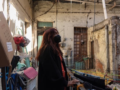 La señora Flor Rodríguez en el primer piso de la vecindad donde vive en la calle Justo Sierra, en Ciudad de México, el 13 de octubre de 2022.