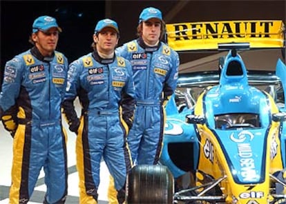 El piloto asturiano, junto al resto del equipo Renault, durante la presentación de los nuevos bólidos.