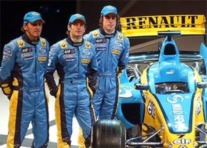 El piloto asturiano, junto al resto del equipo Renault, durante la presentación de los nuevos bólidos.