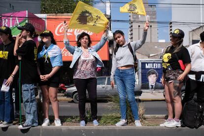 Simpatizantes de Javier Milei reunidos en Lomas de Zamora, en el Gran Buenos Aires.