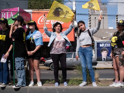 Simpatizantes de Javier Milei reunidos en Lomas de Zamora, en el Gran Buenos Aires.