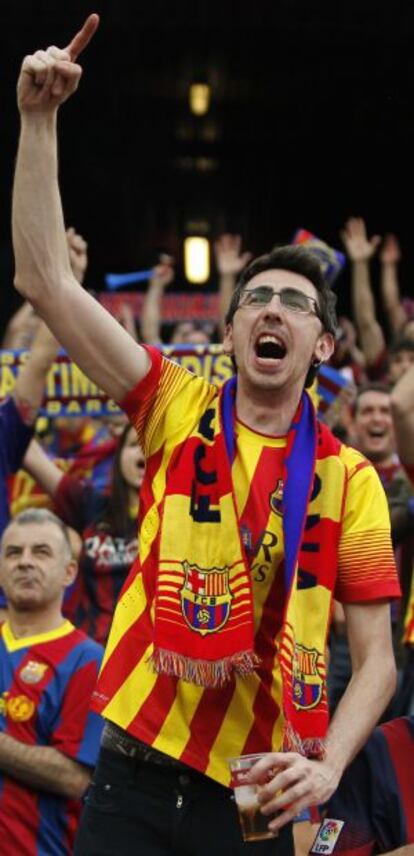 Seguidores del FC Barcelona en el estadio Vicente Calderón.