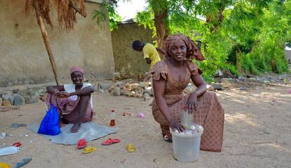 Ange Lamta Prafe en el cruce cercano a su casa en Maroua donde vende los cacahuetes tostados para conseguir financiación para sus estudios.