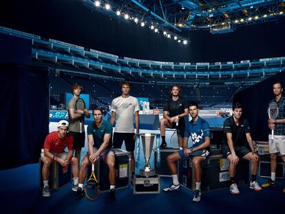 De izquierda a derecha, en el O2 de Londres: Schwartzman, Rublev, Nadal, Zverev, Tsitsipas, Djokovic, Thiem y Medvedev.