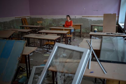 Rodeada de fragmentos de vidrio y escombros, Sofia Zhyr, de 14 años, se sentó el pasado martes en el que fue su pupitre en la escuela Nº 21 de Chernihiv, atacada por las fuerzas rusas el 3 de marzo. “Tenía miedo de regresar a la escuela después de que fuera bombardeada. Durante mucho tiempo, me limité a mirarla desde lejos. En esos momentos, parecía que no había pasado nada”, dijo Sofia. Chernihiv, situada 150 kilómetros al noreste de Kiev, fue escenario de feroces combates durante las primeras semanas de la ofensiva rusa lanzada a finales de febrero. El Ejército ucranio logró repeler el asedio durante más de 40 días. El 4 de abril, las tropas del Kremlin se retiraron de la zona y de los alrededores de la capital ucrania para concentrarse en el este y el sur del país. 