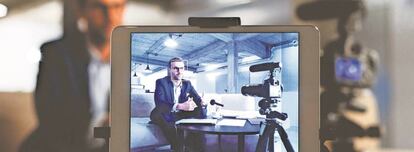 La videoconferencia soluciona los problemas de empresas con distintas sedes en distintos husos horarios.