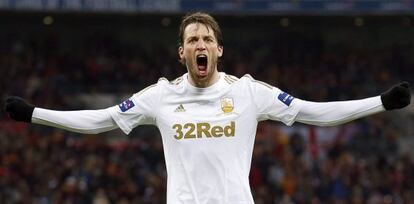 Michu celebra un gol con el Swansea durante la final de la Capital Cup ante el Bradford