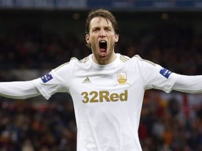 Michu celebra un gol con el Swansea durante la final de la Capital Cup ante el Bradford