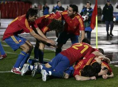 Los jugadores españoles se abalanzan sobre Iniesta para festejar el gol.