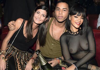Olivier Rousteing junto a Rihanna, con quien ha colaborado en su campaña de mujer de este verano, y la estilista Sara Battaglia, en la fiesta posterior a su desfile del pasado marzo, en París