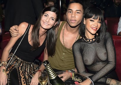 Olivier Rousteing junto a Rihanna, con quien ha colaborado en su campaña de mujer de este verano, y la estilista Sara Battaglia, en la fiesta posterior a su desfile del pasado marzo, en París