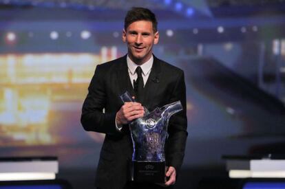 Messi amb el trofeu de millor jugador d&#039;Europa. 