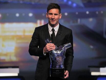 Messi amb el trofeu de millor jugador d&#039;Europa. 