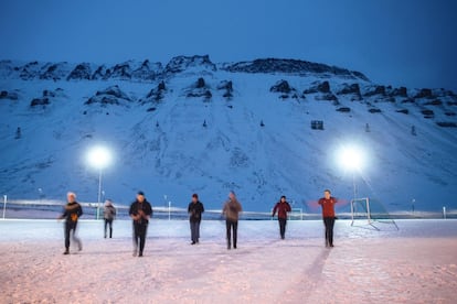 Longyearbyen tiene una universidad con 300 alumnos. En la fotografía, calentamiento antes de un partido de rugby.