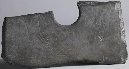 Las marcas de un trozo de hacha de piedra desvelan una posible escritura primitiva.