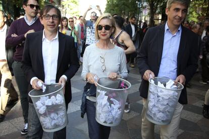 Los candidatos de UPyD, Ramón Marcos (i), candidato a la presidencia de la Comunidad de Madrid, David Ortega, candidato al Ayuntamiento de Madrid, y Rosa Díez, secretaria general, en el cierre de lla campaña electoral a las elecciones municipales y autonómicas 2015 en Madrid.