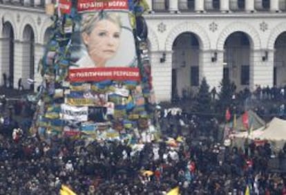 Una fotograf&iacute;a de la l&iacute;der de la oposici&oacute;n, Yulia Tymoshenko, en la plaza de Kiev.