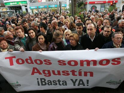 Maritina Hernández (cuarta por la izquierda) y Alejandro Soler (segundo por la derecha), ayer, en la concentración en Elche.
