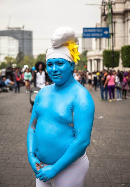 Un manifestante vestido de gnomo