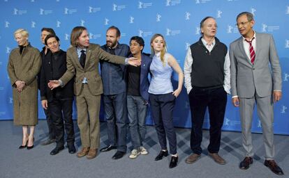 El director estadounidense Wes Anderson (4i) posa para los fotógrafos junto a los actores (i-d) Tilda Swinton, Edward Norton, Willem Dafoe, Ralph Fiennes, Tony Revolori, Saorise Ronan, Bill Murray y Jeff Goldblum, durante la presentación de la película "The Grand Budapest Hotel", una comedia corrosiva capitaneada por Ralph Fiennes y dirigida por Wes Anderson, durante la 64ª edición del Festival Internacional de Cine de Berlín (Alemania).