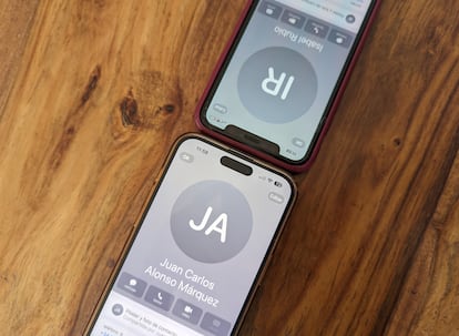Juntar la parte superior de dos móviles con iOS 17 permite intercambiar la información de contacto de forma instantánea.