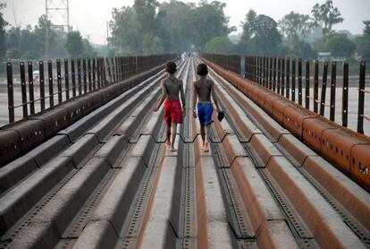 Paseo por un puente de Phillaur, cerca de Jalandha, India.