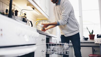 Por qué es un error enjuagar los platos antes de meterlos en el lavavajillas