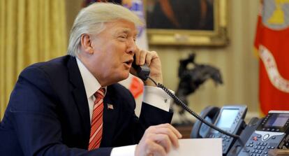 Donald Trump habla por tel&eacute;fono en el despacho Oval de la Casa Blanca.