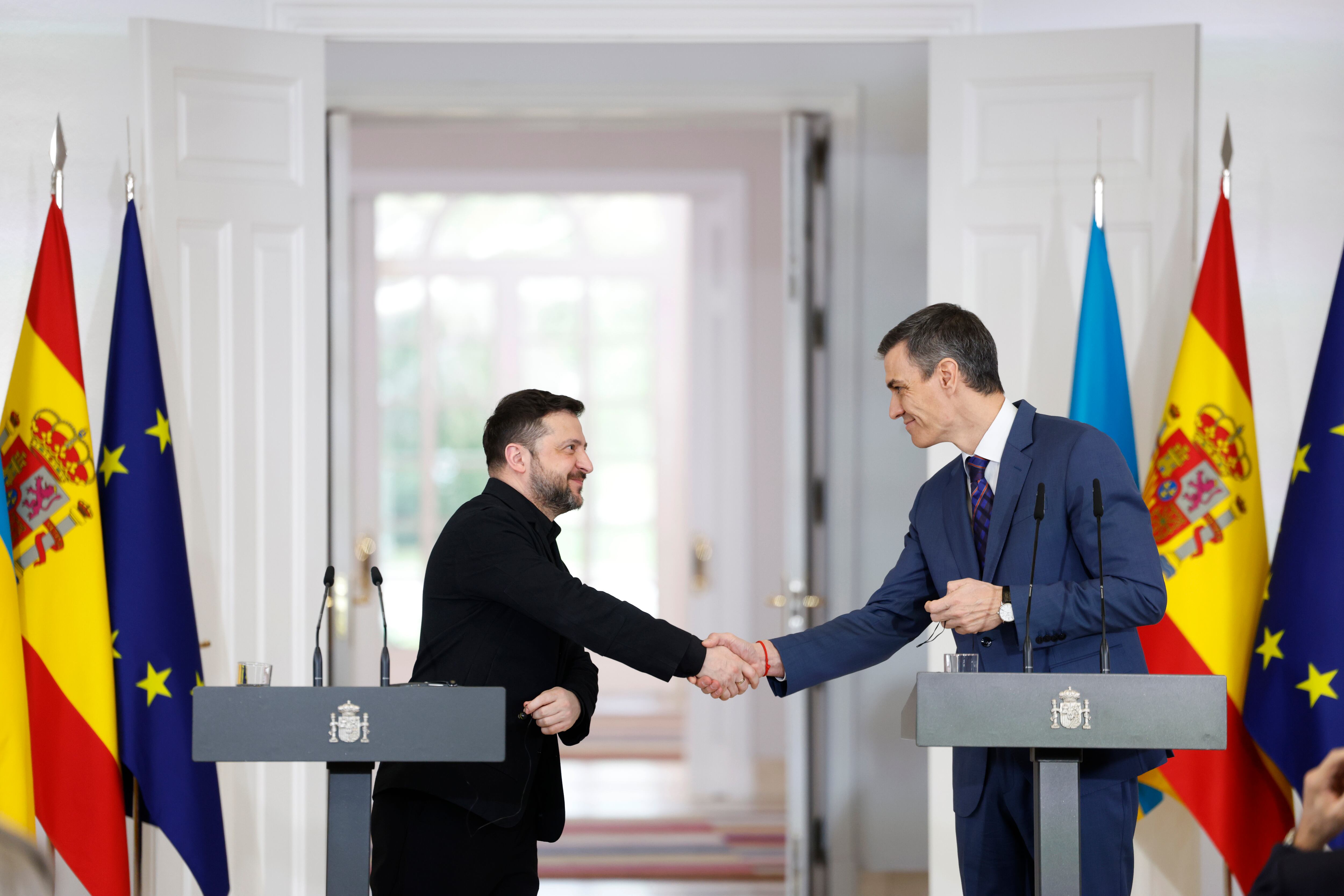 El presidente de Ucrania, Volodímir Zelenski, saluda al presidente del Gobierno español, Pedro Sánchez, este miércoles en La Moncloa. 