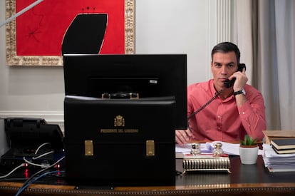 El presidente del Gobierno, Pedro Sánchez, en su despacho de La Moncloa este sábado.