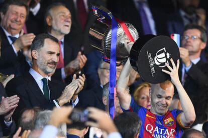 Andrés Iniesta recoge el trofeo de la Copa del Rey.