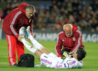 El portero brasileño del Benfica Artur Guilherme Moraes es atendido por el equipo medico.