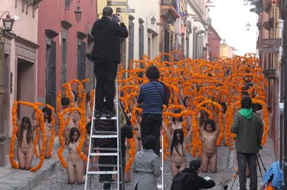 Mujeres posan desnudas para el fotógrafo estadounidense Spencer Tunick en la localidad mexicana de San Miguel de Allende, en el estado mexicano de Guanajuato.