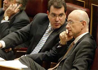Los diputados de CiU Jordi Jané y Antoni Duran Lleida hablan durante el debate de investidura.