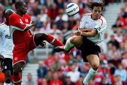 Morientes, a la derecha, lucha por el balón con Boateng, del Middlesbrough.