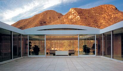 La casa de Shigeru Ban se despliega en torno a un patio a cielo abierto.